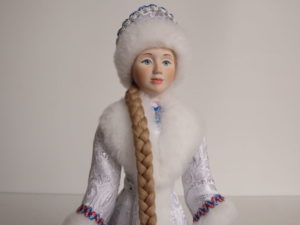 Кукла Снегурочка в серебристой шубке