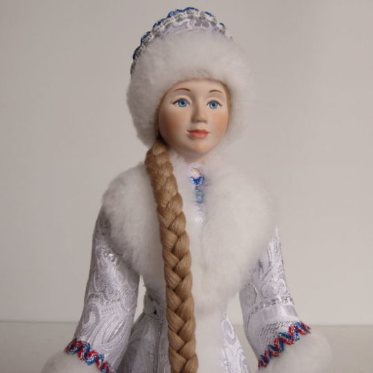 Кукла Снегурочка в серебристой шубке