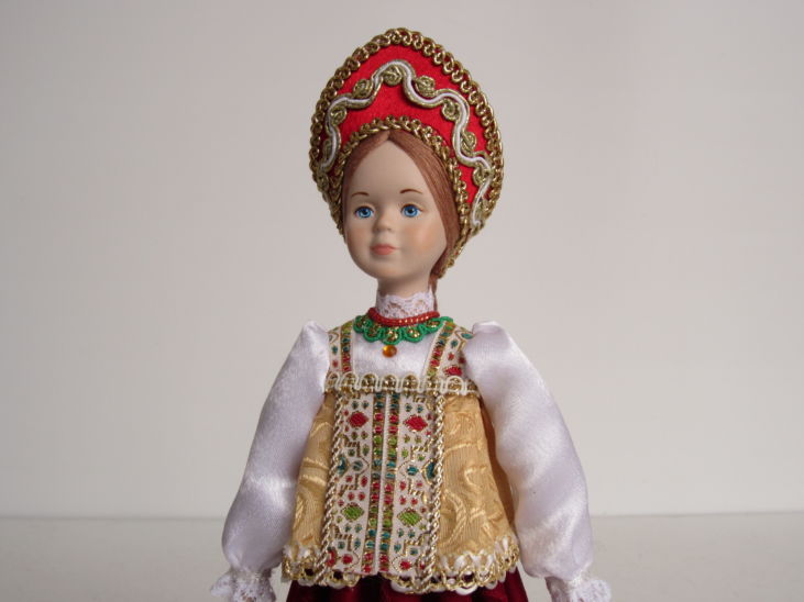Девочка в русском народном костюме